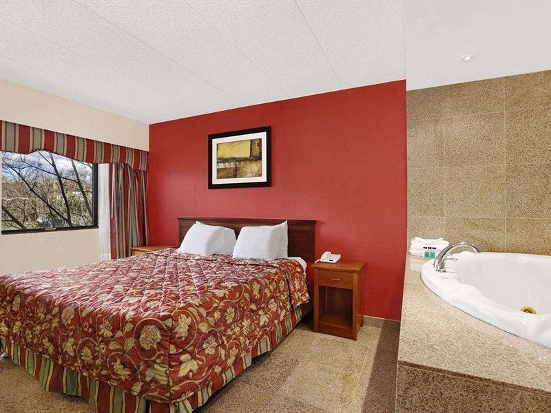 Hotel Ramada By Wyndham East Orange Extérieur photo