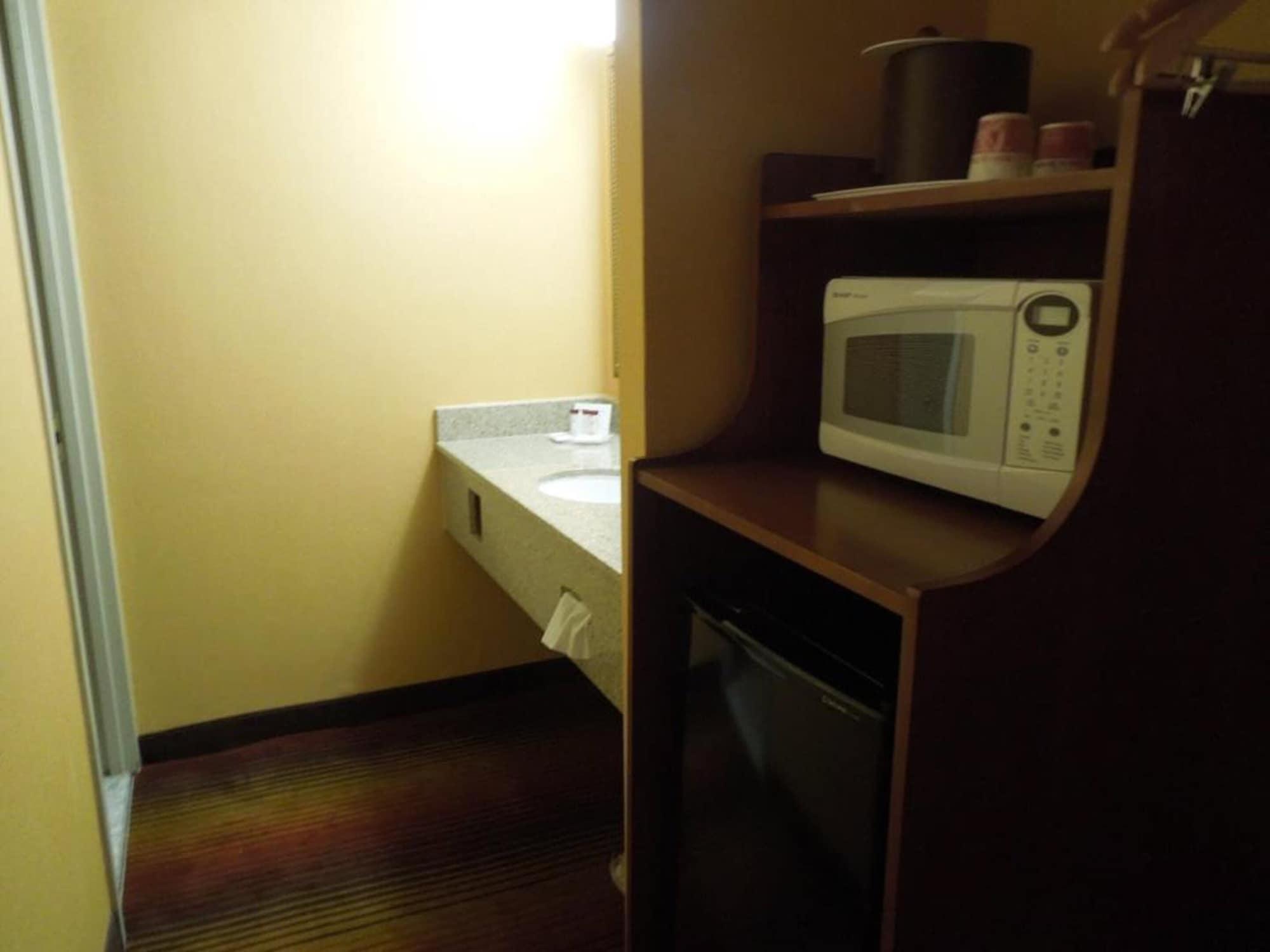 Hotel Ramada By Wyndham East Orange Extérieur photo