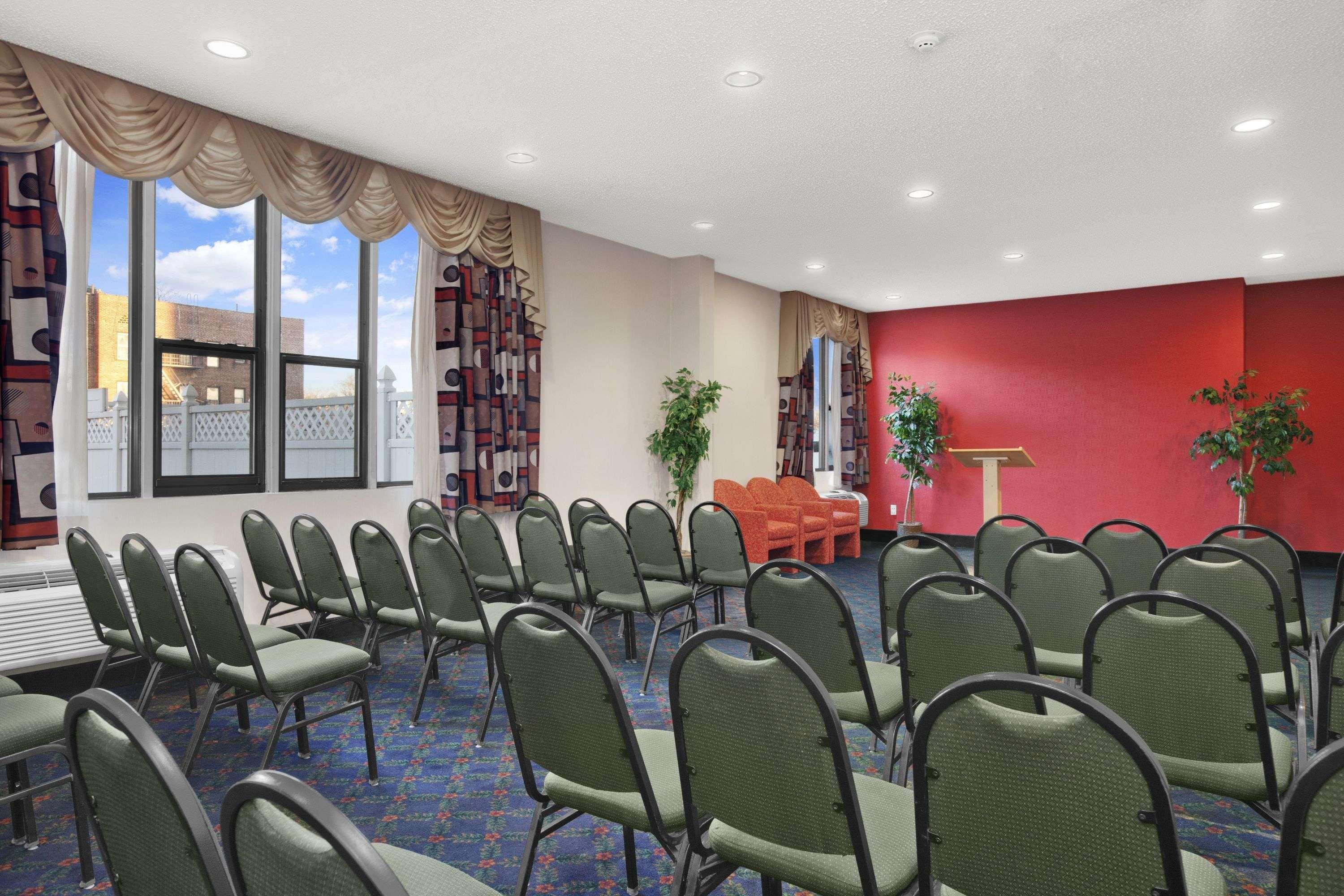 Hotel Ramada By Wyndham East Orange Extérieur photo