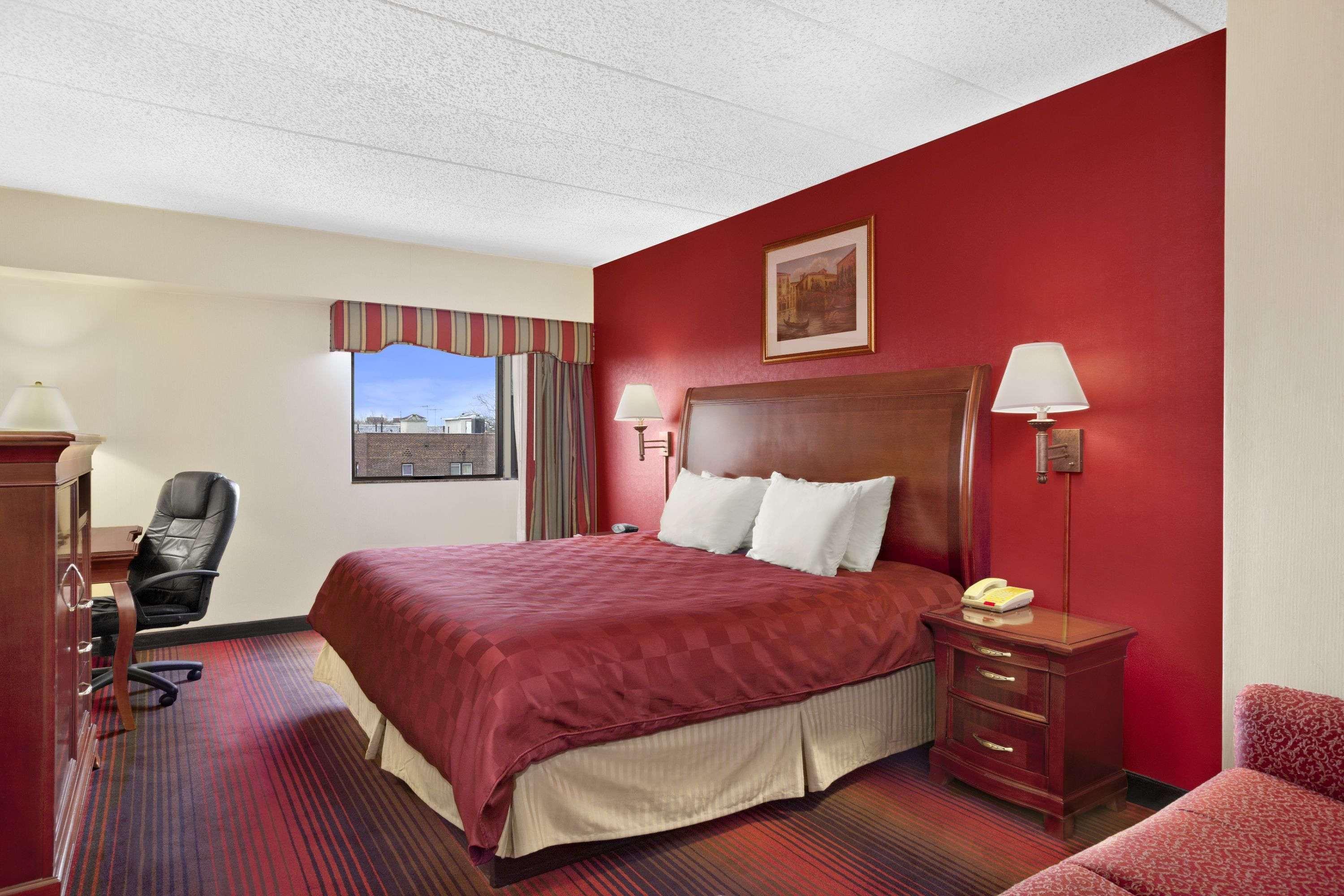 Hotel Ramada By Wyndham East Orange Extérieur photo