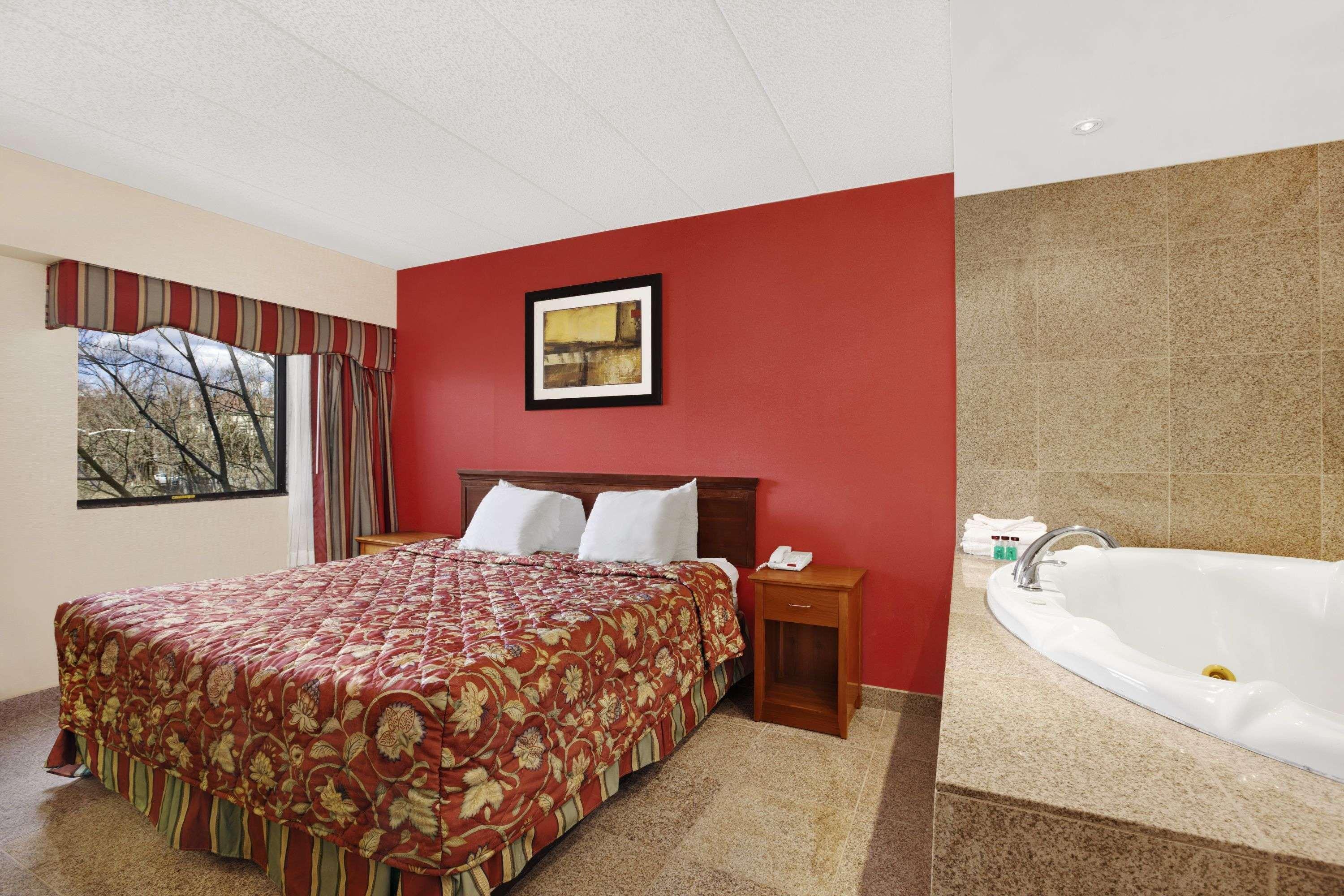 Hotel Ramada By Wyndham East Orange Extérieur photo
